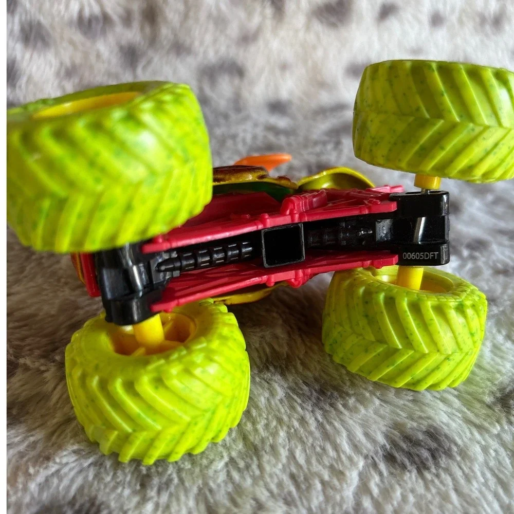 Monster Jam Monster Mutt Rottweiler 1:64 Die-Cast Truck Yellow Green Tires